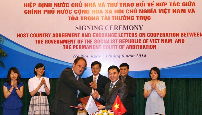 Tòa trọng tài quốc tế và vụ Philippines kiện Trung Quốc Thứ trưởng Bộ Ngoại giao Hồ Xuân Sơn thay mặt Chính phủ Việt Nam và Tổng Thư ký PCA Hugo Hans Siblesz thay mặt PCA ký Hiệp định nước chủ nhà và Thư trao đổi về hợp tác giữa Chính phủ Việt Nam và. PCA Ảnh: TTXVN