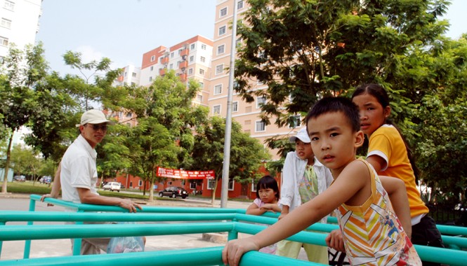 Khi người lớn “cướp” sân chơi con trẻ Trẻ em ở khu chung cư bán đảo Linh Đàm ra mấy cột sắt để chơi. ảnh: Hồng Vĩnh