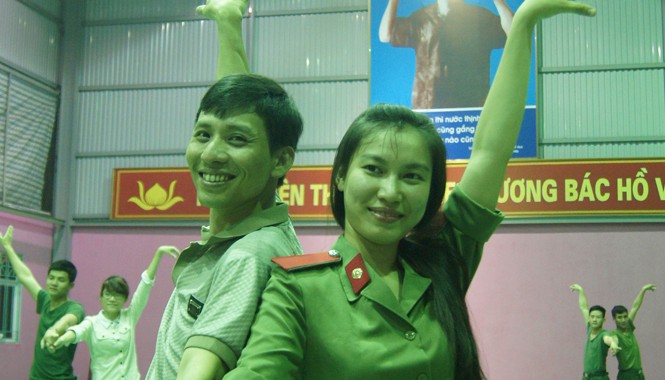 Khi Lính học khiêu vũ Một đôi nhảy đang trình diễn điệu Cha Cha Cha. Ảnh: Nguyễn Minh