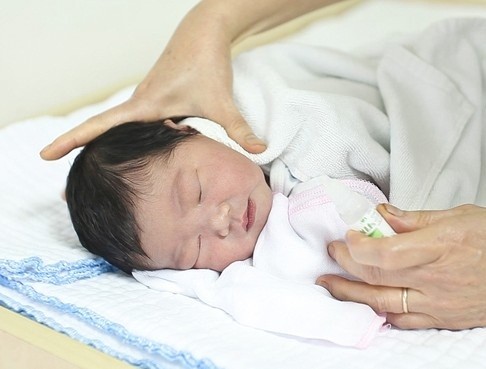 Làm gì khi trẻ bị nghẹt mũi? Dùng nước muối sinh lý để vệ sinh mũi cho trẻ.