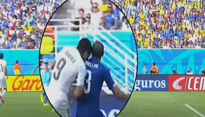 'Cắn càn', Suarez đối mặt án treo giò 2 năm Hành động cắn vai đối thủ của Suarez. Ảnh: PA