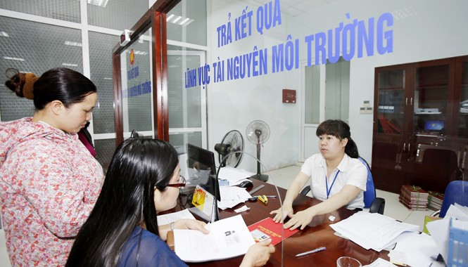 Như “thiên la địa võng” Doanh nghiệp, người dân làm thủ tục cấp sổ đỏ tại quận Bắc Từ Liêm, Hà Nội. Ảnh: Như Ý