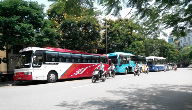 Xe dù, bến cóc lộng hành Bến xe dù trên phố Trần Đại Nghĩa