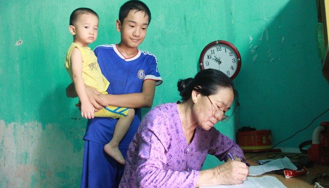 Bà Mẹ có ba con đang ở Hoàng Sa Mạ Thuệ viết thư cho các con ở Hoàng Sa