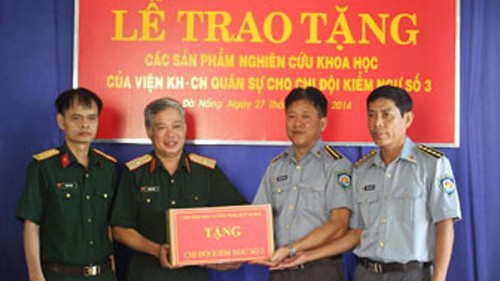Kiểm ngư tại Hoàng Sa dùng khẩu phần ăn dạng tuýp Thiếu tướng Hoàng Bằng (thứ 2 từ trái qua), Chính ủy Viện Khoa học và Công nghệ Quân sự trao tặng khẩu phần ăn dạng tuýp cho chi đội kiểm ngư