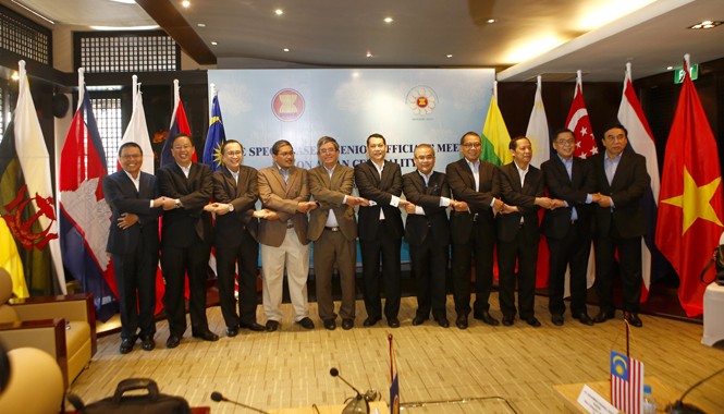 Quan hệ với nước lớn, ASEAN phải có tiếng nói của mình Các quan chức cấp cao ASEAN bày tỏ tinh thần đoàn kết. Ảnh: Như Ý