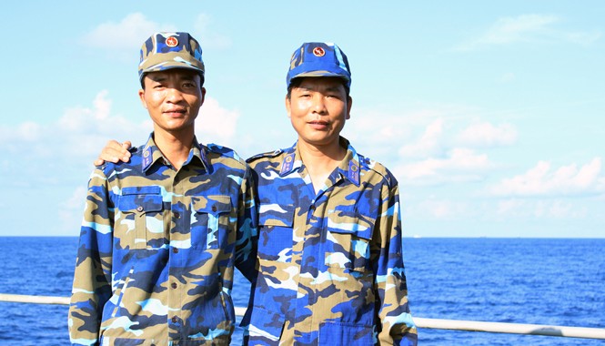Những cặp anh em ruột ở Hoàng Sa Hai anh em Vũ Văn Ngọc (phải) và Vũ Văn Kiên trên tàu CSB 8003 giữa biển Hoàng Sa. Ảnh: My Lăng