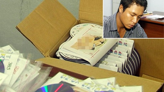 Ngang nhiên mang gần 2.500 đĩa phim sex đi bán Tùng và số đĩa phim sex mang đi tiêu thụ. Ảnh: Châu Thành