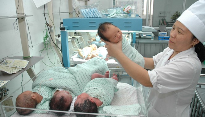 Người Hà Nội Chăm sóc trẻ sơ sinh tại bệnh viện nhi T.Ư. Ảnh: Hồng Vĩnh