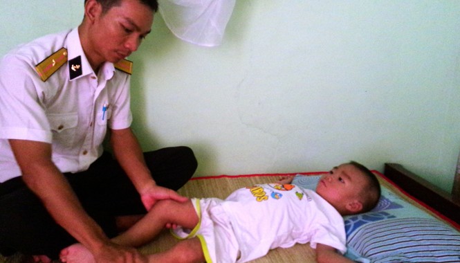 Cứu giúp con của lính nhà giàn DK1 Thiếu úy Đinh Văn Đồng và cháu Quân. ảnh: TC