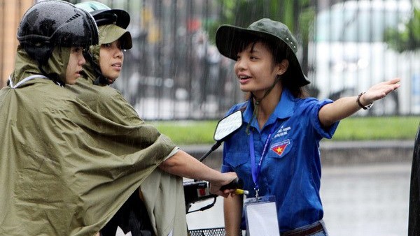 Mưa lớn, hàng nghìn thí sinh được phát cơm tại điểm thi Ảnh minh họa. (Nguồn: TTXVN)