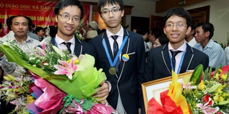 Việt Nam đoạt 3 huy chương Vàng Olympic Toán quốc tế 3 học sinh đoạt huy chương vàng Olympic Toán quốc tế 2013: Cấn Trần Thành Trung, Võ Anh Đức (giữa) và Phạm Tuấn Huy (trái). (Ảnh TL/Một Thế Giới)