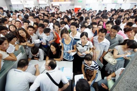 Tân cử nhân đại học chật vật kiếm việc làm Tốt nghiệp đại học không đồng nghĩa với có việc làm. Nhiều cử nhân đại học lao đao vì bị đánh giá thiếu kỹ năng chuyên môn khi đi xin việc.