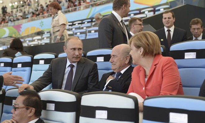 Trên hàng ghế VIP Maracana Bà Merkel trò chuyện với Tổng thống Nga Vladimir Putin (trái) và Chủ tịch FIFA (giữa) trên hàng ghế khán đài sân vận động.