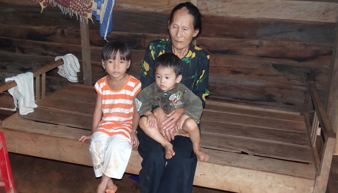 Cháu mồ côi sống với dì tâm thần Bà Trần Thị Tam phải chăm sóc bé Hiền (bìa trái) những hôm chị Thật bỏ đi