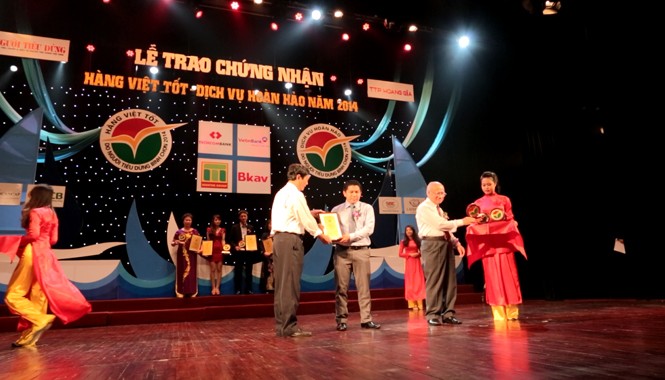 Dạ Hương vinh dự nhận giải thưởng “Hàng Việt Tốt – Dịch Vụ Hoàn Hảo 2014” Dạ Hương vinh dự nhận giải thưởng “Hàng Việt Tốt – Dịch Vụ Hoàn Hảo 2014”