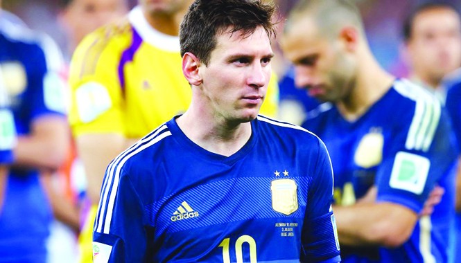 Messi chưa thoát nổi cái bóng của Maradona Thất bại ở trận chung kết khiến Messi chưa thể thoát khỏi cái bóng của huyền thoại Diego Maradona. Ảnh: Getty Images.