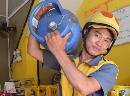 Giá gas giảm 12.000 đồng/bình 12kg từ 1/8 Giá gas bán lẻ tháng 8 giảm nhẹ