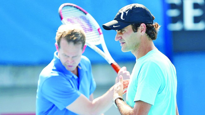 Federer và cú trái tay sắp 'tuyệt chủng' Federer và HLV Edberg rèn thêm cú đánh trái tay. Ảnh: Beinsports