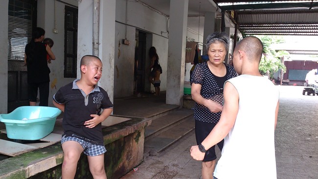 Việc chăm sóc trẻ ở chùa Bồ Đề không đúng quy định Một số em nhỏ đang được nuôi dưỡng, chăm sóc tại chùa Bồ Đề (ảnh chụp chiều 4/8). Ảnh: Tuấn Nguyễn