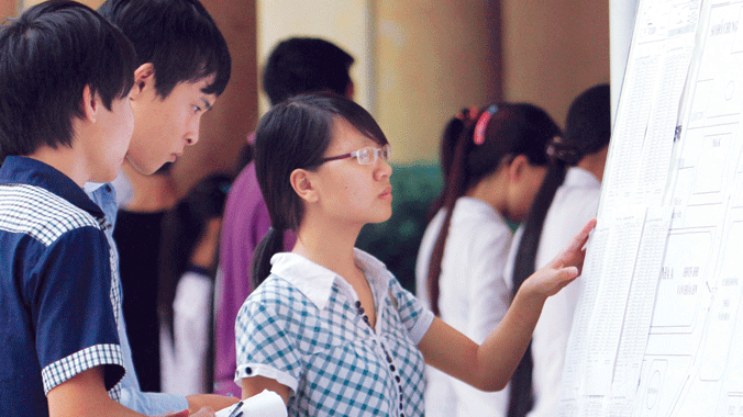 300.000 thí sinh đạt điểm sàn có thể trượt đại học Không ít thí sinh lo lắng khi đủ điểm sàn nhưng vẫn có thể bị trượt đại học (Trong ảnh: Thí sinh xem điểm thi). Ảnh: Như Ý