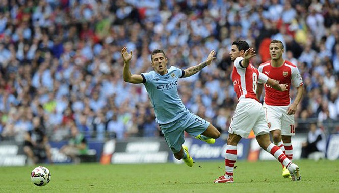 Trận địa pháo vùi lấp Man xanh Man Xanh (trái) gục ngã trước họng pháo Arsenal. Ảnh: EPA