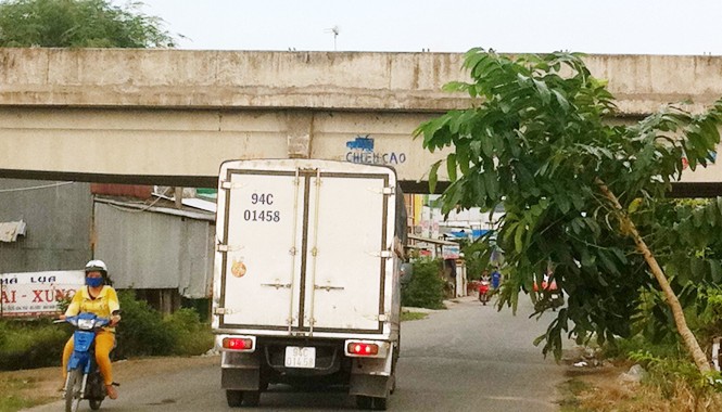 Xe chui gầm cầu vượt làm 19 người bị thương: Thiếu biển báo, lỗi tại ai? Đường vào gầm cầu Vĩnh Hưng không có biển báo đường rẽ tránh