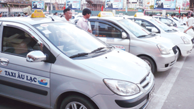 Các hãng taxi Thủ đô sợ các tỉnh trả đũa Hà Nội sẽ quản chặt taxi bằng phù hiệu mới. Ảnh: T.Đảng