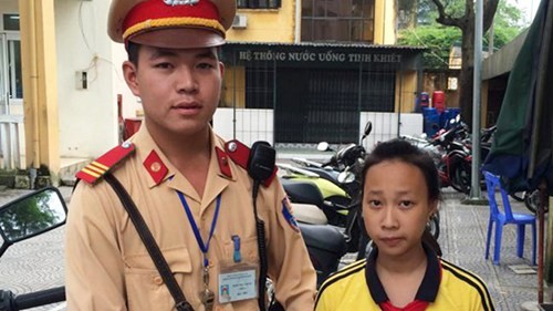 CSGT đến tận trường trao trả lại cặp đánh rơi Thượng sĩ Thành tìm đến trường trao trả lại cặp sách cho em Phương