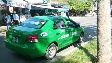 Tài xế taxi tìm vị khách người Nhật để trả lại 6.000 USD Phát hiện vị khách người Nhật đã để quên túi xách đựng lượng lớn tiền mặt, anh Công đã tìm cách trả lại cho khách.