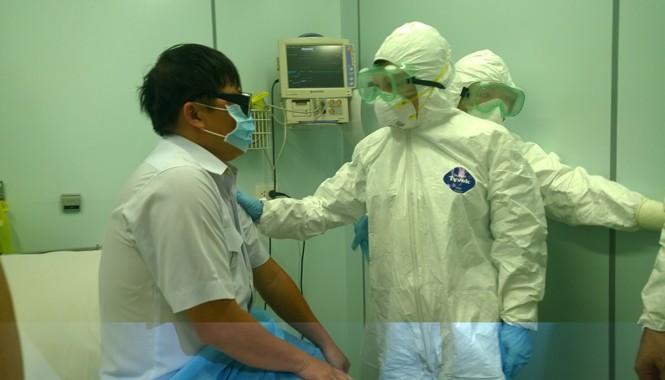 Diễn tập chặn Ebola tại sân bay Người nghi mắc Ebola được cách ly trong tình huống giả định ở sân bay Tân Sơn Nhất. ảnh: L.N