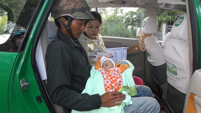 Hai bé sinh đôi tử vong, người nhà tố bác sĩ thiếu trách nhiệm Vợ chồng chị Linh đưa thi thể con về quê chôn cất. Ảnh: Trung Tính