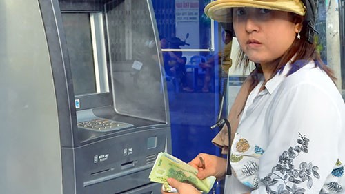 Chủ thẻ ATM ngộp thở với các loại phí Một số NH áp dụng nhiều khoản phí vô lý, giá thu cao và giới hạn mức rút tiền gây bức xúc cho khách hàng Ảnh: Người Lao Động