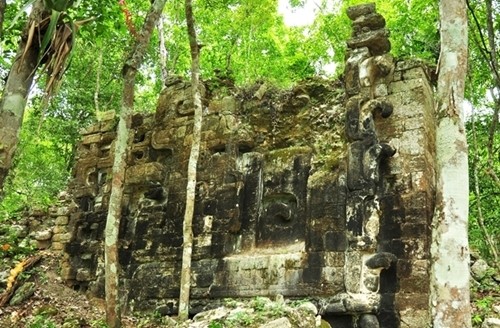 Xuyên qua 'miệng quái vật' vào thành phố cổ đại Maya Cánh cửa có hình miệng quái vật được cách điệu với những chiếc răng nanh dọc theo khung ô cửa. Ảnh: Ivan Sprajc/Discovery.