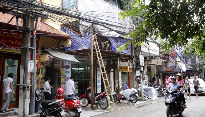 Bảo tồn kiến trúc phố nghề cổ Các ngôi nhà trên phố Lãn Ông đang được chỉnh trang. Ảnh: Như Ý