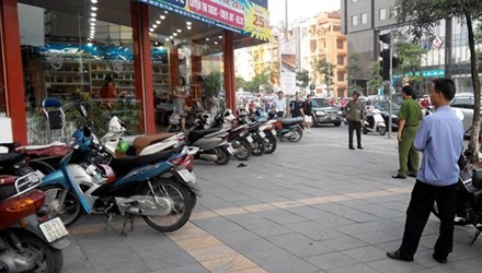 Nam thanh niên bị tấn công bằng dao gục trên vỉa hè Công an phong tỏa hiện trường nơi xảy ra vụ việc để điều tra.