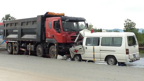 Xe cứu thương gặp tai nạn, bệnh nhân tử vong Hiện trường vụ tai nạn. (Ảnh: Hồ Cầu/TTXVN)