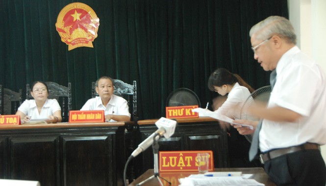 Hẳn ông Nguyễn Trường Tô hài lòng? Phiên tòa sáng 20/8. Ảnh: XB