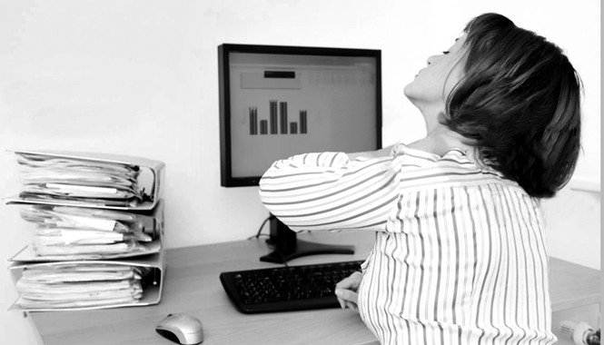 Xua tan nỗi lo bệnh công sở Trong số các ngành nghề có nguy cơ cao mắc phải những cơn đau này là những người làm việc trong môi trường văn phòng, thường xuyên sử dụng máy tính, ngồi làm việc tại một nơi liên tục, ít di chuyển