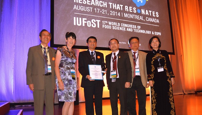 Vinamilk đoạt giải thưởng công nghiệp thực phẩm toàn cầu IUFoST 2014 Ông Nguyễn Quang Trí - Giám đốc Marketing ngành hàng, Vinamilk đại diện công ty nhận Giải thưởng Công nghiệp Thực phẩm toàn cầu IUFoST 2014 tại Montreal, Canada