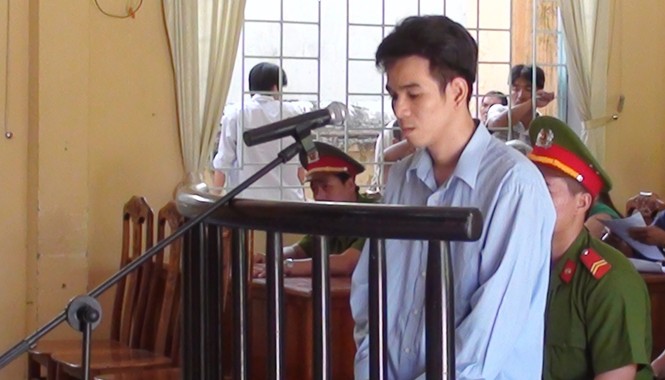 Tên cướp vào phòng trọ khống chế 4 sinh viên và dọa giết Hồ Văn Bình tại phiên tòa lưu động ngày 23/8. Ảnh Đ.H