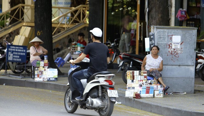Dẹp chợ thuốc lá lậu ven Hồ Gươm Liệu chợ thuốc lá lậu ven Hồ Gươm có tái lập?. Ảnh: Như Ý