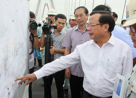 Đổi tên cầu Nhật Tân phải trình HĐND thành phố Bí thư Thành ủy Hà Nội Phạm Quang Nghị kiểm tra tiến độ cầu Nhật Tân. Ảnh: Dân Trí