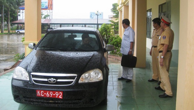 Bắt giữ, bàn giao ô tô gắn biển số giả cho CA Thái Bình CSGT Thanh Hóa và Công an tỉnh Thái Bình thực hiện giao, nhận xe ô-tô đeo biển số giả. Ảnh: Hoàng Lam