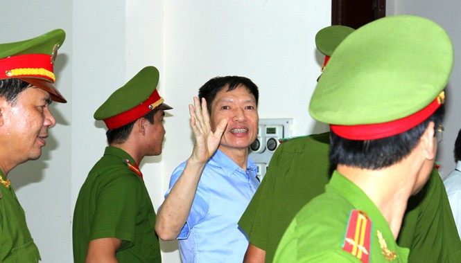Dương Tự Trọng: Bị cáo chỉ là người bình thường Bị cáo Dương Tự Trọng vẫy chào những người thân quen sau khi kết thúc phiên tòa