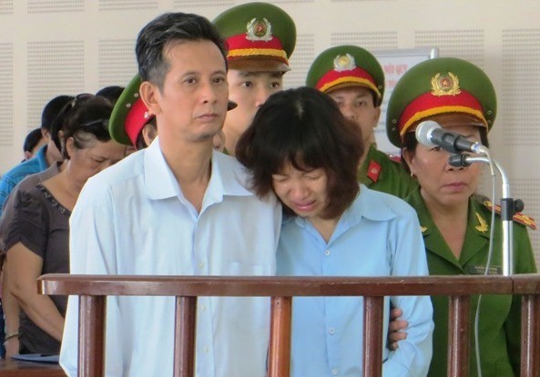 Lừa đảo 43 tỷ đồng, chồng chung thân, vợ 13 năm tù Bị cáo Linh và My tại tòa. Ảnh: Zing