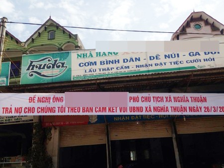Nghệ An: Phó chủ tịch xã vỡ nợ hơn 8 tỷ đồng Người dân treo băng rôn trước nhà hàng ông P. để đòi nợ.