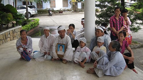Mẹ con sản phụ tử vong, người nhà “vây” sở y tế Người nhà bức xúc mang theo di ảnh chị Lê Thị Thu lên trước cổng Sở Y tế tỉnh Thừa Thiên – Huế. Ảnh:PLO