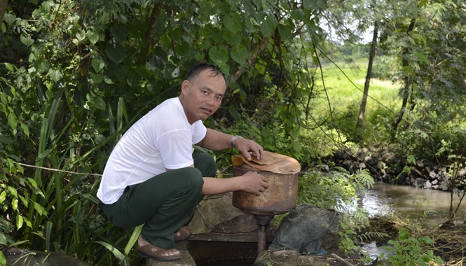 800 hộ dân mỏi mòn chờ điện Người dân lợi dụng sức nước để phát điện