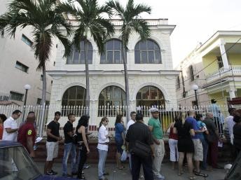 Cuba hạn chế người dân mang hàng ngoại về nước Cuba hạn chế việc tư nhân nhập khẩu hàng tiêu dùng. Ảnh: REUTERS